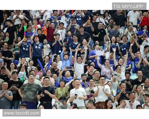 足球巨星荣耀归乡当地球迷热情相迎场面温馨感人